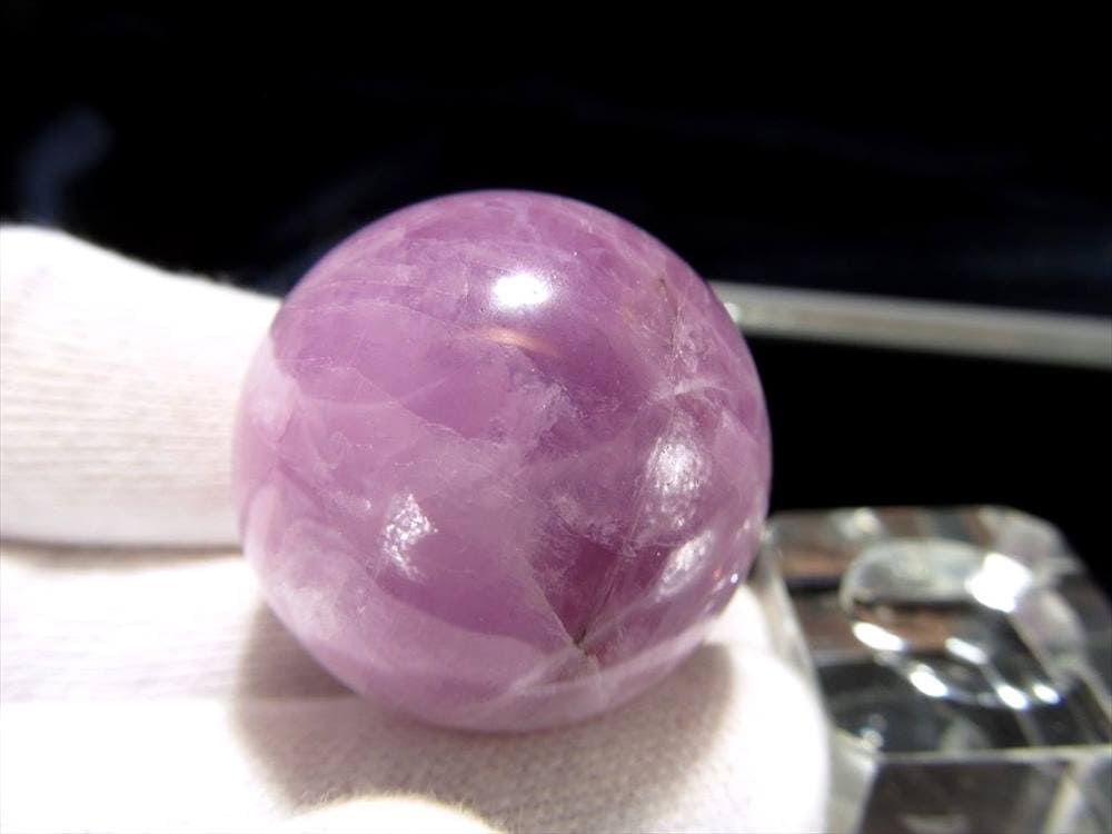 極上ミルキーキャッツアイ クンツァイト 丸玉 直径約30mm 重さ48g キャッツアイ効果あり 花びらのように可憐なグラデーション 純粋さと無償の愛の象徴 ブラジル産