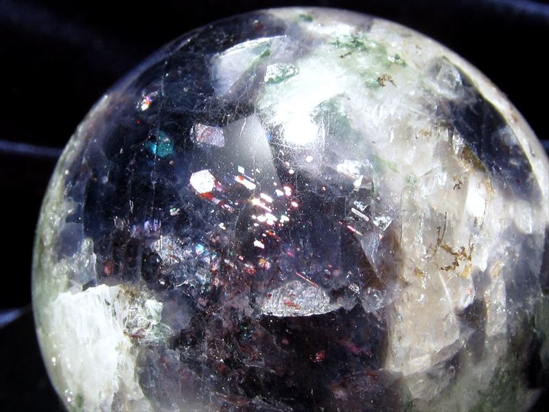 まるで銀河の煌めき ブラッドショット アイオライト(きんせい石) 丸玉 台座付き 直径約39mm 重さ87g アイオライトとサンストーンの混合石 輝くアベンチュレッセンス 予言の石 一点物 インド産