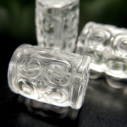 激安宣言 1粒売り 天然水晶 マニコロ 摩尼車 彫刻俵型 ビーズ 長さ約13mm 幅約9.5mm 澄んだ輝きを放つ天然水晶 浮き彫り立体彫刻ビーズ 4月の誕生石