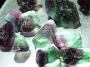 小サイズ ラフカットタンブル グリーン&パープル フローライト 200gセット 浄化用 インテリアに 粒の大きさ 約15mm-35mm 中国 浙江省産