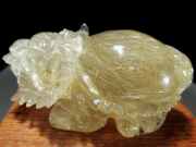 美しいゴールド針 & ヘマタイト入り ゴールドルチルクォーツ 龍亀 ロングイ 彫刻置物 縦約68mm 重さ約112g 金針水晶彫り 財運の象徴 財運を高める瑞獣