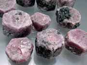 ブラックライトで光る ナチュラル ルビー 原石 六角タイプ 100g 約1.5~2.5cm 約8~11個入り 宝石の女王 勝利と情熱を象徴する石 コレクションや標本に