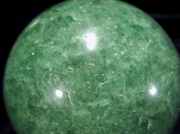 待望の再入荷・虹入り グリーン モスコバイト丸玉 台座付き 直径約60mm 重さ293g クロムを含む濃い緑色 キラキラと輝く癒しの緑色 一点もの クロム雲母