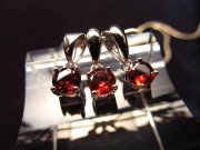 5A 超透明宝石質 アルマンダイン ガーネットペンダントトップ ラウンドカット 石サイズ縦約5mm 努力を実らせ成功へ導く石 1月の誕生石 インド産