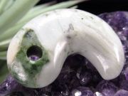 キツネ石 ロディン岩 勾玉 縦約38.4mm 重さ約18g 淡緑流れる風雅な勾玉 熟練職人の手仕事 魔除けや厄除け 1点物 新潟県 糸魚川産 パワーストーン 天然石