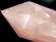 大きめサイズ ローズクォーツ ポイント 六角柱 専用木製台座付き 高さ310mm 重さ1207g ピンクの紅水晶ポイント ローズクォーツ 一点物 マダガスカル産