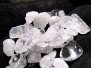 希少原産地アンゴラ 小粒タイプ スノーホワイトクリスタル 白水晶 さざれ 1kg たっぷり粒の大きさの平均約3mm-8mm 4月の誕生石 万能ストーン アンゴラ産