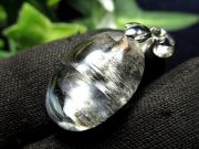 板状チタン結晶 S級 ブルッカイトイン プラチナルチルクォーツ オーバル型ペンダントトップ 縦18mm 重さ3.2g 運気の流れを好転させる石