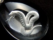 白ヘビ 蛇彫り 天然水晶 ペンダントトップ 縦約32ミリ×幅約22ミリ 1個売り 最高の運気アップ 白蛇 クリスタルトップ へび ヘビ