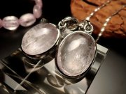 激安宣言 クンツァイトペンダントトップ ぷっくりオーバル型 石サイズ縦約14mm-15mm×横幅約10-12mm 1個売り シルバーカラー ブラジル産 geki-1010B3