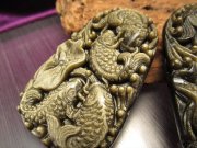 激安宣言 ゴールデンシャインオブシディアン 黒曜石 鯉彫りカービングプレート 縦約59mm 強さ・勇気・忍耐のシンボル メキシコ産 geki-obG39 hos