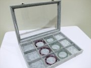 ホコリ防止の蓋付き 12枠しきり トレイ 起毛グレー 横35cm 縦24cm 濃色の石に 天然石が綺麗に見えます 天然石のブレスレットを守るトレイ inmy