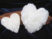 ハート型 水晶クラスター 重さ120g-150g すべての浄化と純粋さの象徴 インテリアにも 天然水晶 ハート型クラスター 四川省産
