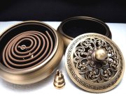 高級感のある透かし彫りから煙が立ち昇る アラベスク柄 高級 蓋付きお香立て 幅92mm スティック・うずまき香、両方使える香立て 高品質 銅製
