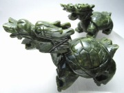 財運を高める瑞獣 サーペンティン 龍亀 ロングイ 彫刻置物 350g-450g前後 縦約10.5cm×横約5cm×高さ約7cm インテリアに 蛇紋石 風格のある深緑