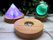 売切り レインボー発光 チャクラカラー 7色 LED発光の木製台座 直径100mm 透明な天然石のディスプレイに ライトアップ LEDディスプレイ台 コード長約140cm