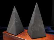 艶なしマットタイプ Sサイズ シュンガイト 鋭利なピラミッド置物 高さ約5.5cm-6cm×幅約2.5cm-3cm 1個売り 地球上で唯一の天然フラーレンを含む希少鉱物