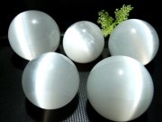 純白 聖母マリアのガラス 美品キャッツアイセレナイト 透石膏 丸玉 置物 直径64mm-68mm カルマの浄化に メキシコ産 パワーストーン 天然石