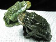 目元可愛い 濃い発色タイプ サーペンティン 蛇紋石 銭蛙 三本脚のカエル 彫刻置物 450-600g前後 縦約10cm×横約7cm×高さ約6cm インテリアに 招財進寶