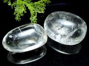 超透明 虹入り 天然水晶ポリッシュタンブル 握り石 2個セット 重さの合計84g つやつや 磨き石 つるつるホットストーン