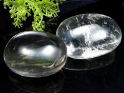 超透明 虹入り 天然水晶ポリッシュタンブル 握り石 2個セット 重さの合計79g つやつや 磨き石 つるつるホットストーン