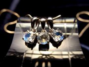 5A ロイヤルブルー・レインボームーンストーンペンダントトップ ラウンドカットタイプ 石サイズ縦4.5-5mm 超透明宝石質 6月の誕生石 永遠の愛の象徴 インド産