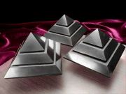 ギャランティカード付属 Sサイズ シュンガイト シュンガ石 ピラミッド 幅約4.5cm-5.5cm×高さ約3cm-4cm 1個売り 地球上で唯一の天然フラーレンを含む希少鉱物