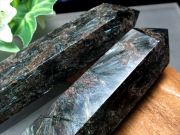 ガーネット入り入荷 ガーネットインヌーマイト 六角柱 ポイント置物 1個売り 重さ110g-120g 希少なガーネットとヌーマイトの共生