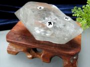 虹入り 水入り エレスチャル 骸骨水晶 ランダムカット原石 木製台座付き 幅 62mm 重さ 68g 強力な癒しの力 最強のお守り 一点物 ヒマラヤ産 パワーストーン