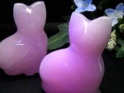 UVライトでピンクに蛍光1個売り ピンクカルサイト ねこ型置物 高さ約53mm 重さ55-60g前後 キュートなにゃんこ型 マンガノカルサイト 淡いミルキーピンク