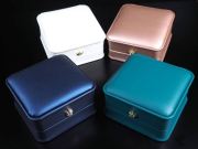 選べる4色 クラウンブレスレットケース 化粧箱 ケースサイズ約9cm×9cm 高級感のあるレザー調 アクセサリー ジュエリー ボックス