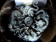 青龍 白虎 朱雀 玄武 四神 クリスタルガラス製 丸玉 直径約80mm レーザー彫刻 幻想的に浮かび上がる彫刻 陰陽マーク 置物 四神獣 四大神獣陰陽 台座付き inmy