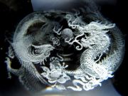 鳳凰と神龍 クリスタルガラス製 丸玉 専用台座付き 直径約80mm レーザー彫刻 幻想的に浮かび上がる彫刻 ドラゴンボール 五本爪の龍 置物 人工水晶 inmy