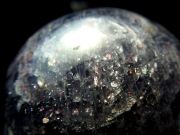 まるで銀河の煌めき ブラッドショット アイオライト きんせい石 丸玉 台座付き 直径約48mm 重さ148g アイオライトとサンストーンの混合石