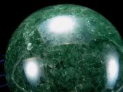 待望の再入荷 グリーン モスコバイト丸玉 台座付き 直径約73mm 重さ546g クロムを含む濃い緑色 キラキラと輝く癒しの緑色 一点もの クロム雲母
