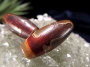 女性にピッタリミニサイズ 双観音 黒鳶赤紋天珠 そうかんのんくろとびせきもんてんじゅ 全長約29mm 1個売り インパクトのある赤色模様
