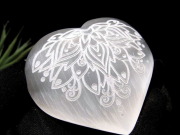 1個売り キャッツアイセレナイト ハート型&ロータスデザイン 置物 横幅約7cm-8cm ぷっくりタイプ 女性に人気 ロータスデザインハート ジプサム 透石膏