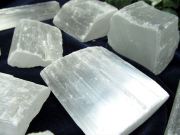 1個売り ナチュラルセレナイト 原石 重さ約150g-200g ブロック形状も ナチュラルな削りだし カルマの浄化・癒しの天然石インテリア 透石膏