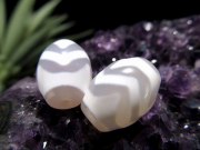 純真ホワイトカラー 水紋虎牙天珠 すいもんこがてんじゅ 縦サイズ:約15mm 1個売り 天然玉髄使用 ころんと可愛いミニ天珠