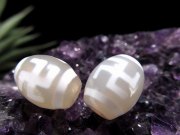 純真ホワイトカラー 卍天珠 まんじてんじゅ 縦サイズ:約15mm 1個売り 天然玉髄使用 ころんと可愛いミニ天珠 頭脳向上、財運向上 パワーストーン 天然石