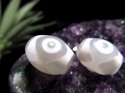 純真ホワイトカラー 虎牙三眼天珠 こがさんがんてんじゅ 縦サイズ:約15mm 1個売り 天然玉髄使用 ころんと可愛いミニ天珠