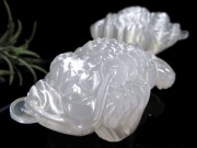 セレナイト 透石膏 銭蛙 三本脚のカエル 彫刻置物 長さ約8.5cm1個売り 開運・幸運を招く蛙 聖母マリアのガラス インテリアや贈り物に メキシコ産