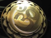 マントラオーム(OM) 直径約79mm 厚み約0.6mm 1個売り ゴールドカラー 瞑想・浄化・波動などのヒーリングに 秘めたエネルギーを呼び覚ます エナジーカード