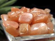 オレンジムーンストーン さざれ 約200g入り 粒の大きさ約8mm-15mm 上品な煌めきと艶々シラー 女性に人気のヌーディーカラー 太陽と月の力を兼ね備えている石