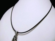クールな革紐ネックレス ブラック バヨネット式 留め具 長さ50cm 幅約1.9mm、金具部分 太さ約3mm ペンダントトップの相方 取り外し簡単 男性にも女性にも