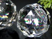 くっきり虹入り 天然水晶 プリズムカット 置物 最大高さ約25mm キラキラ輝くミラーボールのような美しいカット 純粋と浄化を象徴する万能パワーストーン