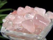 超希少モザンビーク産 ローズクォーツ さざれ 中粒タイプ 約200g入り 粒の大きさの平均約4mm-12mm 愛と美の女神アフロディーテの石 サザレ 紅石英