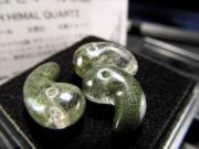 クローライト入りタイプ ガネーシュヒマール産 水晶 勾玉 長さ約12mm-13mm ギャランティーカード付き 1個売り 神に最も近い場所で採掘される特別な水晶