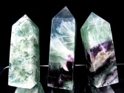 エンジェルフェザーインフローライト オベリスク 1個売り 重さ60g-70g エメラルドグリーン・ライトグリーン・パープルフローライトに浮かぶ純白の天使の羽