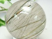 透明感抜群 くっきり緑針 ザギマウンテンクォーツ 丸玉 台座付き 直径約44.8mm 重さ約124.8g アクチノライト 針状結晶くっきり 1点物 パキスタン産